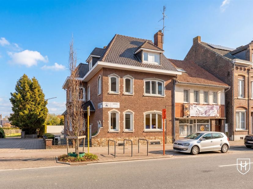 Karaktervol woonhuis met praktijkruimte en grote privé-parking, uitermate centraal gelegen in Maasmechelen.<br />
<br />
Op een uiterst centrale loc
