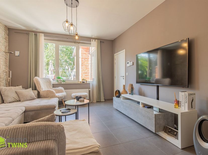 Opbrengstgebouw met 2 ruime appartementen in centrum Lebbeke interessante investering!<br />
Bent u op zoek naar een kwalitatief opbrengsteigendom me