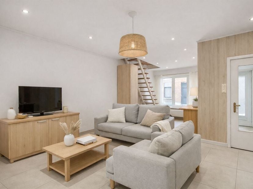 Centraal gelegen rijwoning<br />
Ligging<br />
De woning is gelegen in een aangename residentiële buurt met een uitstekende bereikbaarheid. Winkels, s