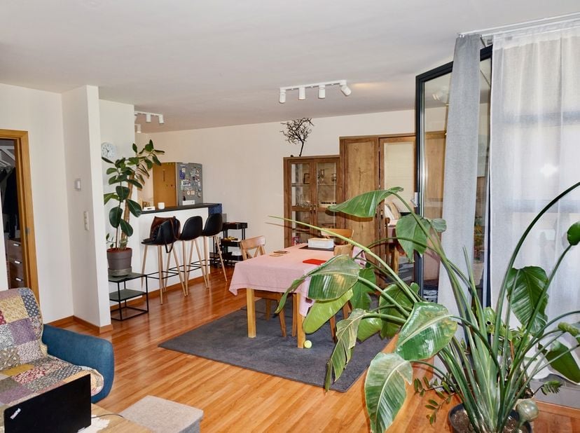 RUIM 2-SLAAPKAMERAPPARTEMENT MET TERRAS EN AUTOSTAANPLAATS IN KESSEL-LO<br />
Ruim en aangenaam appartement van ca. 90 m², rustig gelegen aan de Edelz