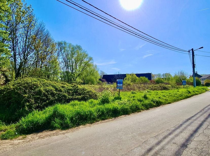 MOOIE BOUWGROND in een doodlopende straat. Perceel met een totale oppervlakte van 10a 22ca, voor de bouw van een VILLA. Voor meer informatie info@immo
