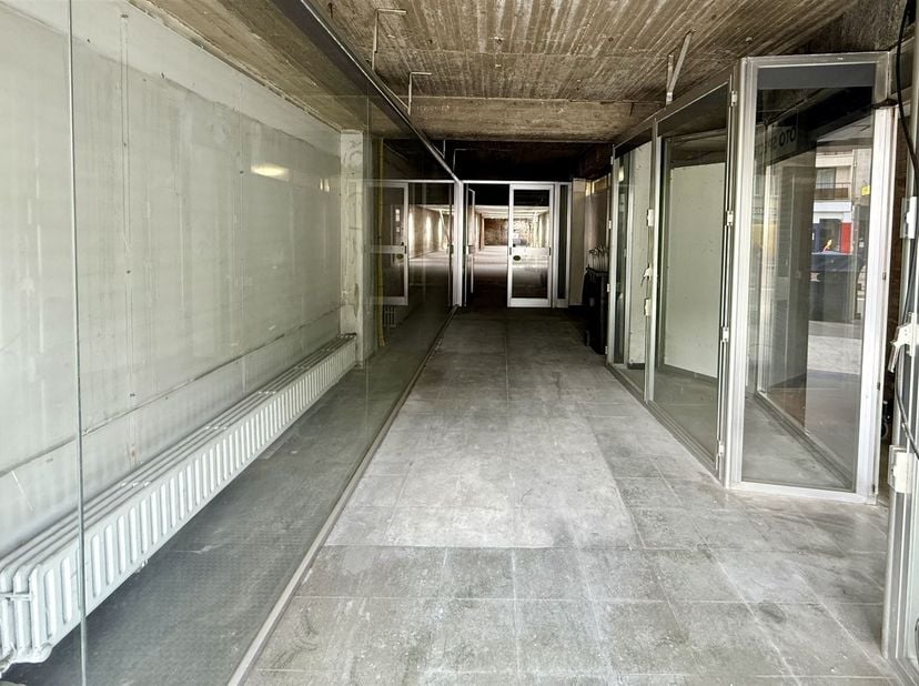 ZELDZAME INVESTERING KANS OP TOP A LOCATIE!<br />
Omschrijving:<br />
Dit unieke opbrengsteigendom is grotendeels gerenoveerd en in uitstekende staa