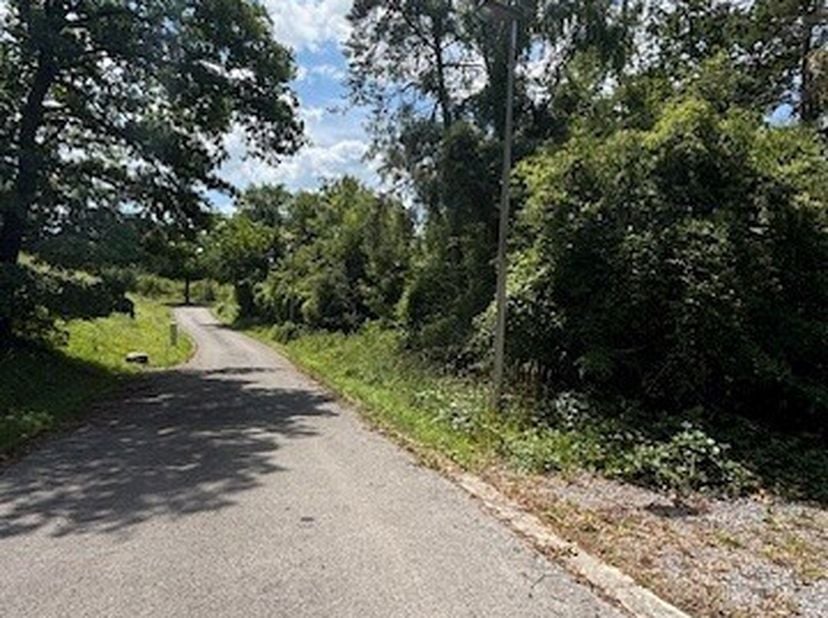 Dans un cadre rare et confidentiel, ce terrain de ± 3000 m² se niche au sein du prestigieux Golf de Durbuy, entre les trous 14 et 15. Une localisation