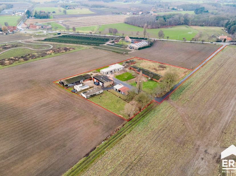 Te koop: moderne casco open bebouwing in Jabbeke, landelijk gelegen nabij het Vloethemveld. Deze unieke eigendom combineert een landelijke site met ve