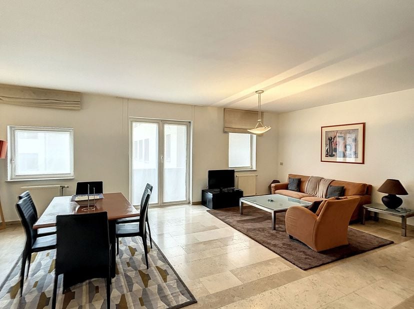 Appartement meublé de 75 m² situé entre la Rue du Commerce et la Rue des Deux Eglises au cœur de Bruxelles et au centre du quartier européen. Il compr