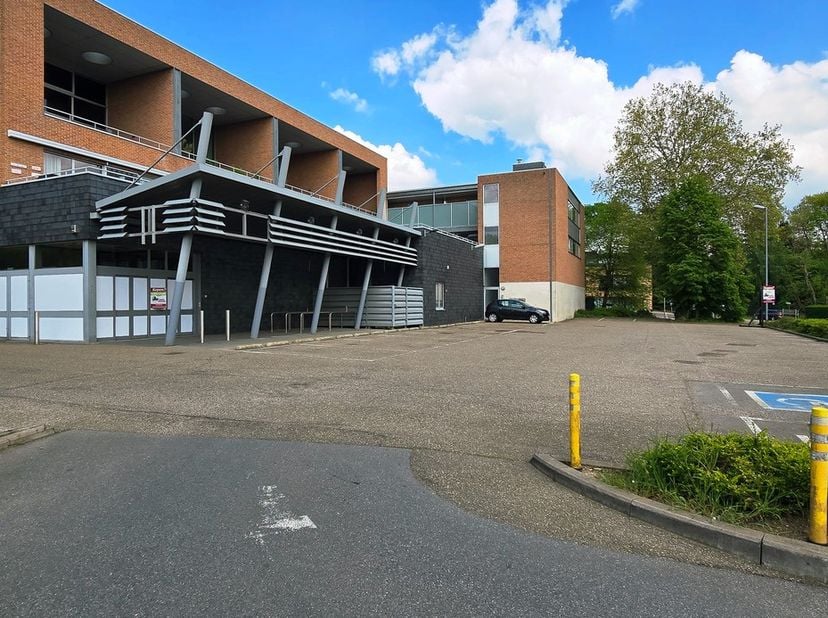 Voor een afspraak bel Kim 0473 72 33 62.<br />
<br />
TOPLIGGING ! Handelsgelijkvloers ( voormalige Lidl ) 1000m² aan de rand van het centrum van Lumm