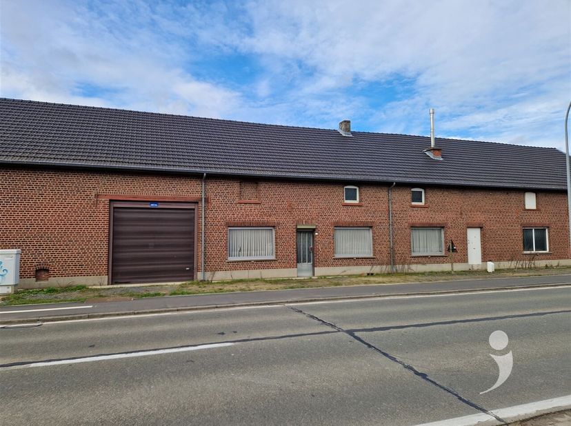 Te renoveren langgevelhoeve gelegen te Rotselaar-Wezemaal<br />
Deze eigendom bevindt zich op een bijzonder strategische locatie nabij de op-en afrit