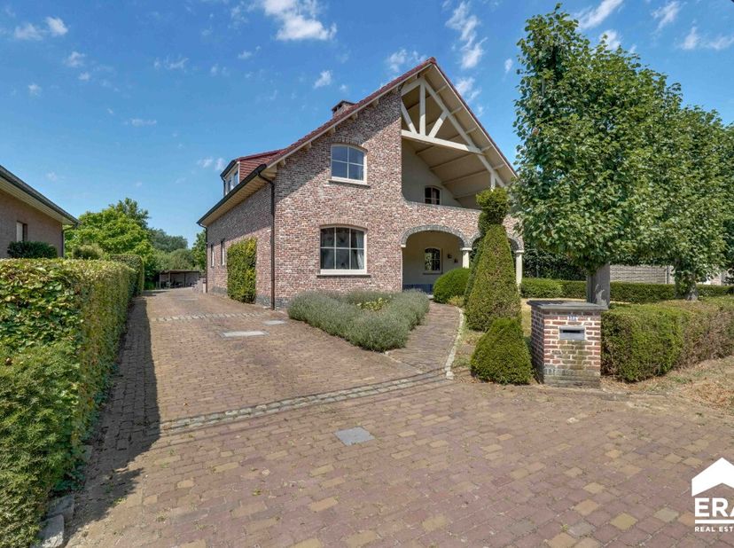 Te koop: Villa in Langdorp, rustig gelegen op een ruim perceel van maar liefst 32 are, omgeven door agrarisch gebied en bossen.Deze goed onderhouden v