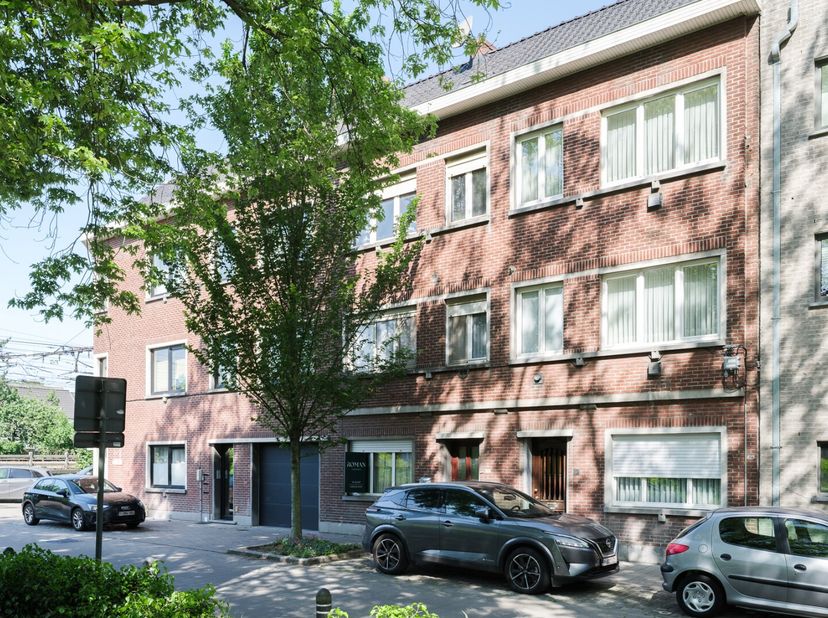 In een bruisende buurt van Ledeberg bevindt zich dit huis met een verrassend ruim volume en tal van mogelijkheden. Achter de gevel schuilt een woning