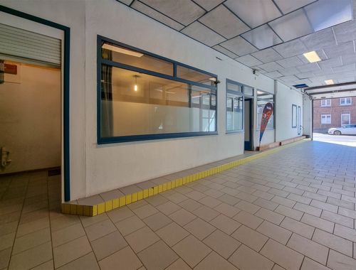                                         Bâtiment commercial à louer à Tournai, € 350

