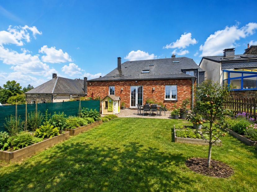 ERA B-LUX vous présente cette charmante maison 3 façades avec jardin, idéalement située au cur du village de Corbion, dans un environnement agréable e