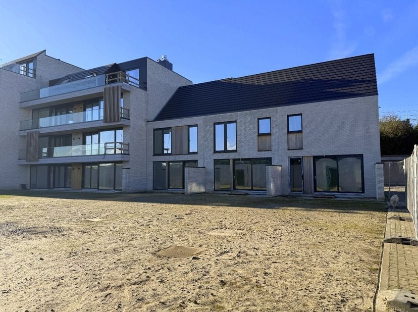 In het mooie Harelbeke wordt momenteel een nieuw project ontwikkeld met 3 moderne en ruime woningen. Deze woning biedt alle comfort en ruimte die je n