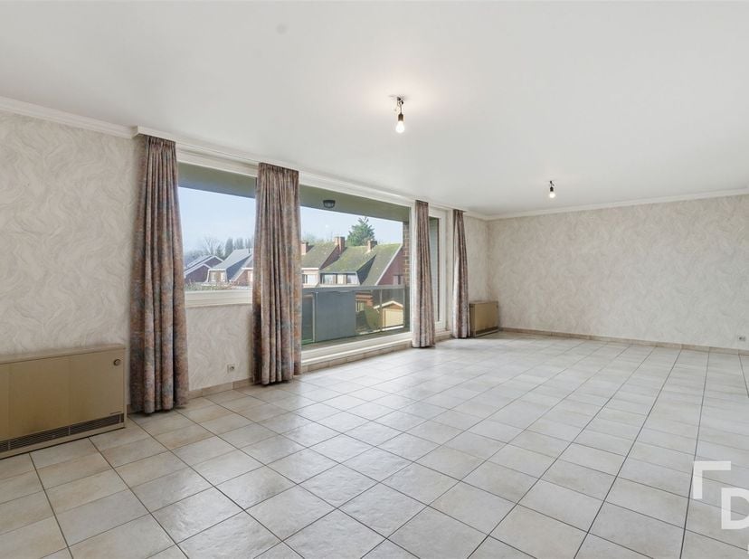 Prachtig gelegen en ruim appartement met garage te koop in Ieper, ideaal voor eigen bewoning of investering.<br />
<br />
Dit appartement is als vol