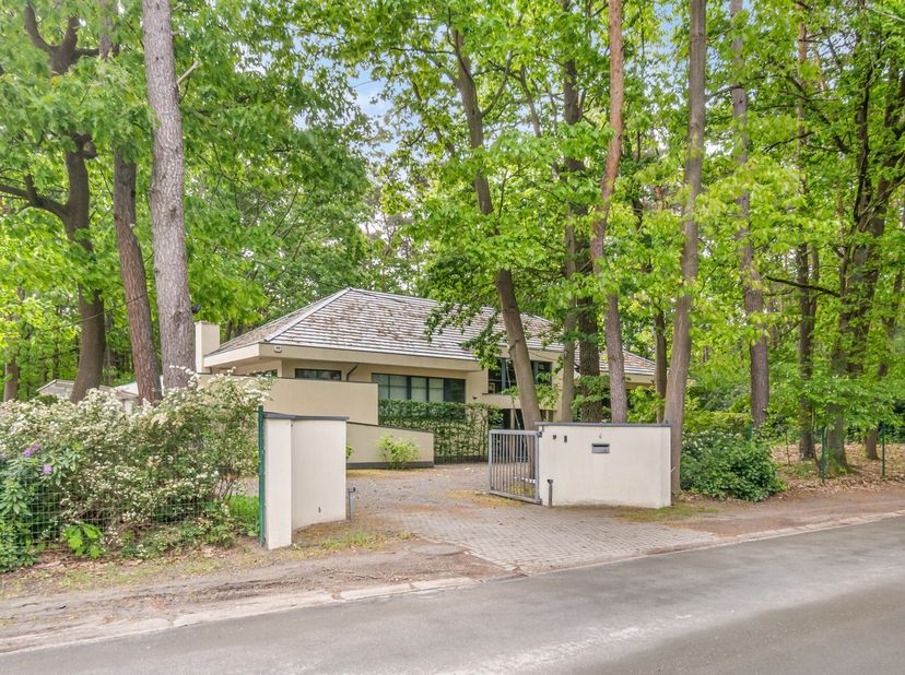In een uitzonderlijk rustige en groene omgeving in Keerbergen bevindt zich deze ruime villa uit 1994 op een prachtig perceel van maar liefst 30 are. D