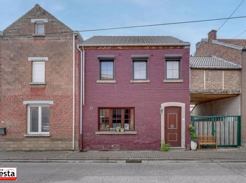 Deze gezinswoning biedt heel wat mogelijkheden: ruimte voor werk of hobby, groter gezin of kangoeroewoning.<br />
Ze is voorzien van een carport en ee