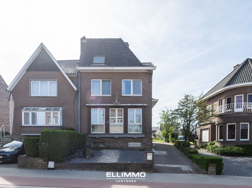 Zeer gezellige gezinswoning met 3 ruime slaapkamers, een bewoonbare oppervlakte van 164m2 met een volledig omheinde tuin en dit pal aan het zalige cen