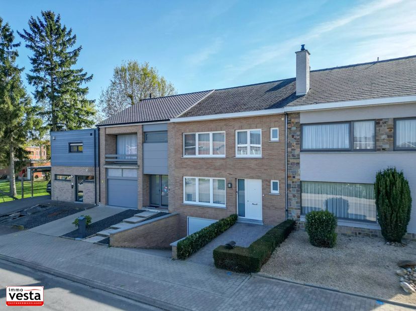 Située dans un quartier résidentiel calme de Landen, cette maison chaleureuse offre tout le confort moderne pour accueillir une grande famille. Avec s