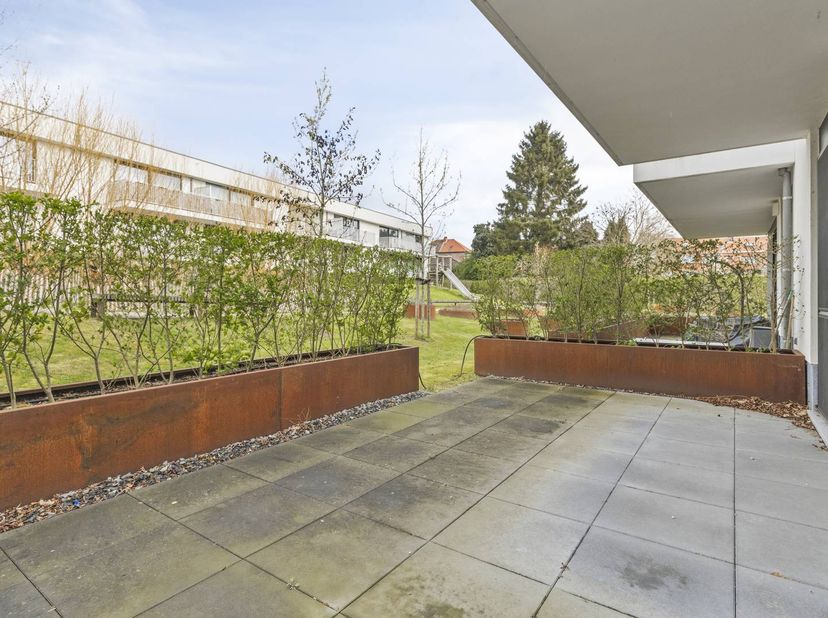 Vous recherchez un confort contemporain dans un endroit calme ? Ce bel appartement au rez-de-chaussée, situé au 8 de la rue Jozef De Vleminckstraat à