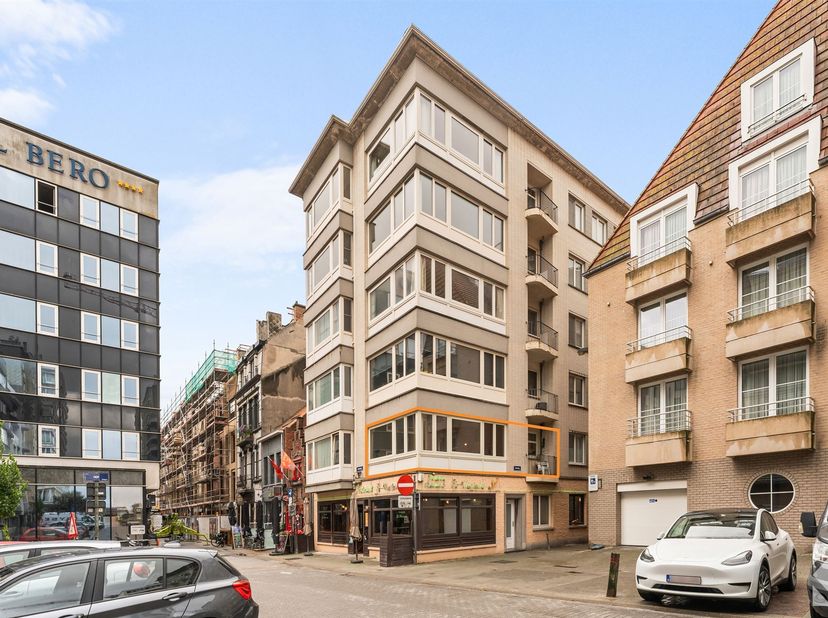 Stijlvol instapklaar appartement met 2 ruime slaapkamers op topligging<br />
<br />
Op zoek naar een lichtrijk, gerenoveerd en nieuw bemeubeld, verz
