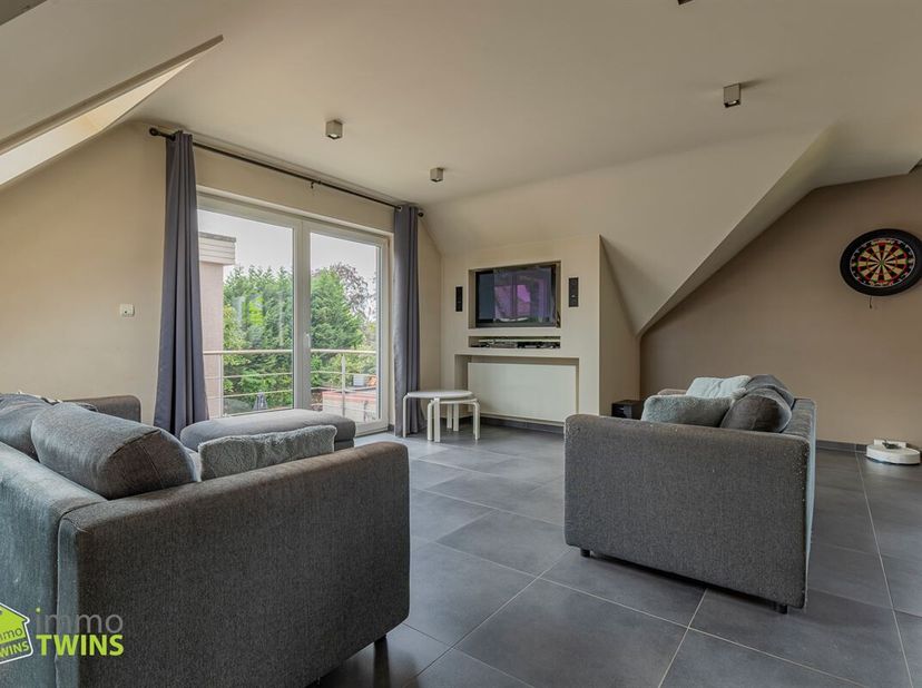 Ruim duplexappartement van 151 m² met 3 slaapkamers, terras en dubbele autostaanplaats<br />
Op een uitstekende locatie aan de stadsrand van Sint-Gill