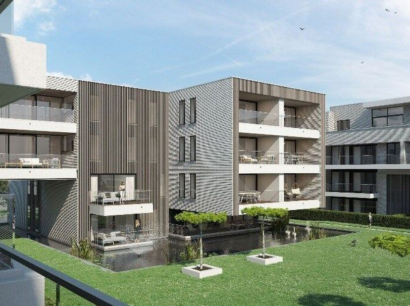 Het appartement is gelegen op de tweede verdieping en werd op plan ingedeeld als volgt:<br />
Open ingerichte keuken, leefruimte met aansluitend overh