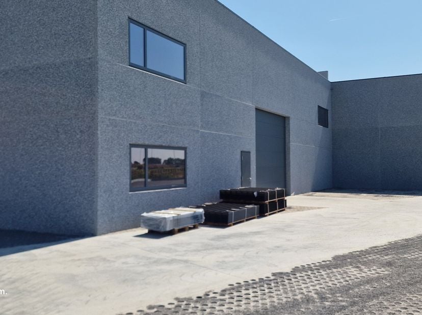 Gelegen aan de Groenling in Ertvelde, biedt dit magazijn een uitstekende gelegenheid voor bedrijven die op zoek zijn naar een praktische en zakelijke
