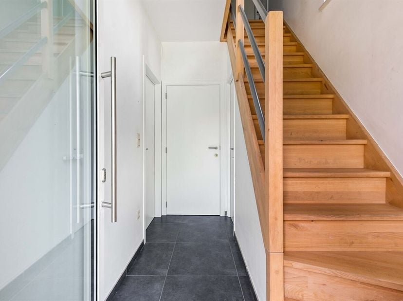 Deze vrijstaande woning geniet van een rustige ligging in een groene, landelijke omgeving met een prachtig uitzicht op achterliggende weilanden. Tegel
