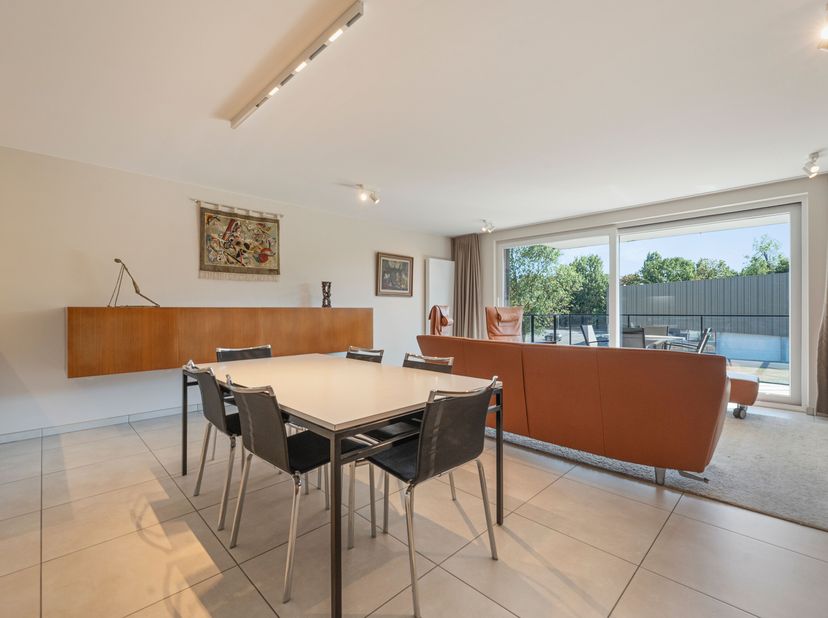 Gelegen in de Oude Leielaan, op een toplocatie vlak bij het centrum én de Leie, combineert dit appartement een aangename woonomgeving met een uitsteke