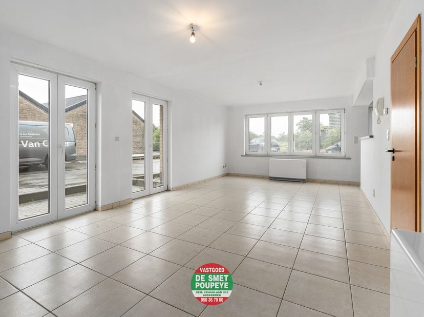 Dit hoekappartement op het gelijkvloers is gelegen in een residentie op een afgesloten terrein, wat zorgt voor een veilig en rustgevend woongevoel. Da