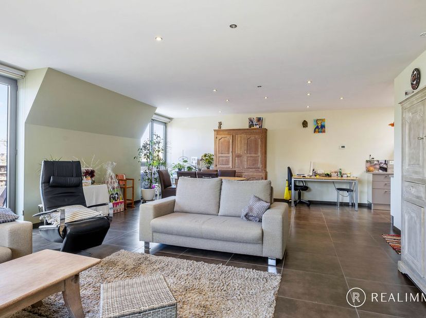Cet exceptionnel penthouse, particulièrement spacieux et magnifiquement fini, est situé à proximité du centre de Dottignies (entité de Mouscron), à pr