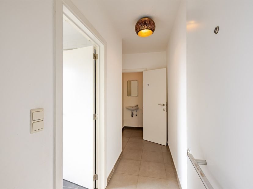 Ontdek deze instapklare duplex, gelegen in een rustige en gegeerde buurt. Dit ruime appartement combineert comfort, ruimte en een aangename lichtinval