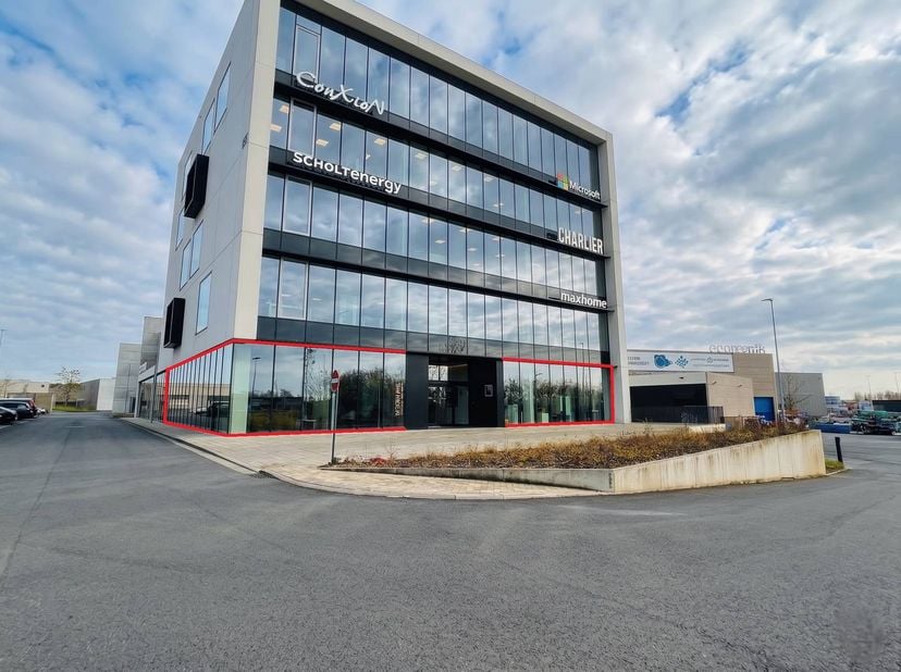 2 kantoorruimtes te huur op het Flanders-Field Business Park te Waregem met een oppervlakte van 241 m² en 220 m², ze kunnen ook samengevoegd worden. V