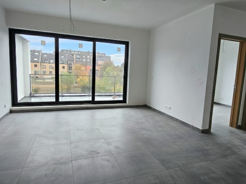 Penthouse op tweede verdieping met 2 slaapkamers, zonnig terras 16,32m² en 2 ondergrondse parkings gelegen in het centrum van Eisden/Maasmechelen.<br