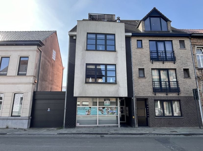 Deze polyvalente handelsruimte is gunstig gelegen in de Westeindestraat in Maldegem, op korte afstand van het centrum en met een vlotte bereikbaarheid