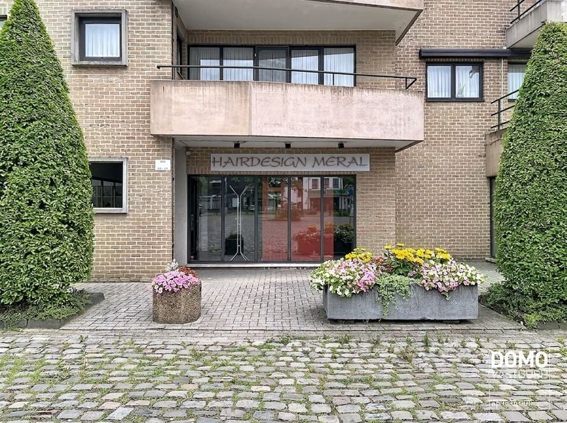 Deze commerciële ruimte is gelegen op het Kermetaplein in het centrum van Kermt en biedt een uitstekende opportuniteit voor wie op zoek is naar een re