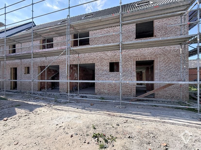 Rond de Mokkerkapel worden drie moderne BEN-woningen gebouwd op een toplocatie, op wandelafstand van scholen, winkels en openbaar vervoer. De woningen