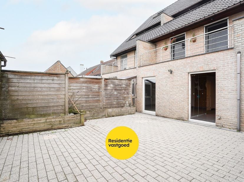 Gelijkvloers appartement te koop in het hart van Ichtegem! Dit jong appartement (bouwjaar 2007) biedt een bewoonbare oppervlakte van ca. 80 m² en besc