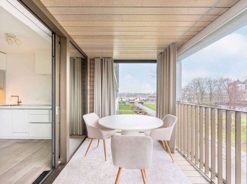 Op het trendy Nieuw Zuid bevindt zich deze hoogwaardige en gemeubelde studio met prachtig terras.<br />
Indeling: Uiterst lichte leefruimte voorzien v