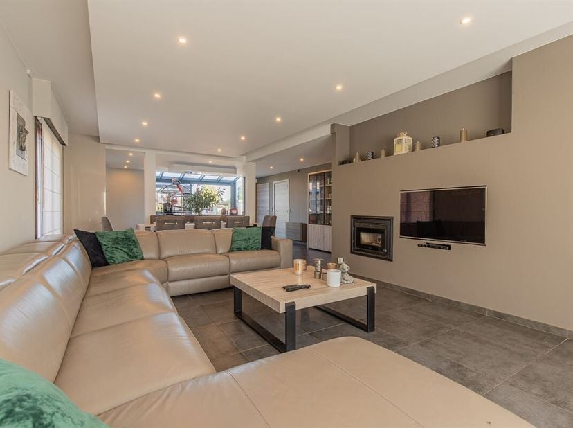 Charmante open bebouwing met grote tuin op top-locatie in Lebbeke | Bezoekdag 28/08/2026 op afspraak. <br />
Instelprijs (bieden vanaf) 529.000 euro<b