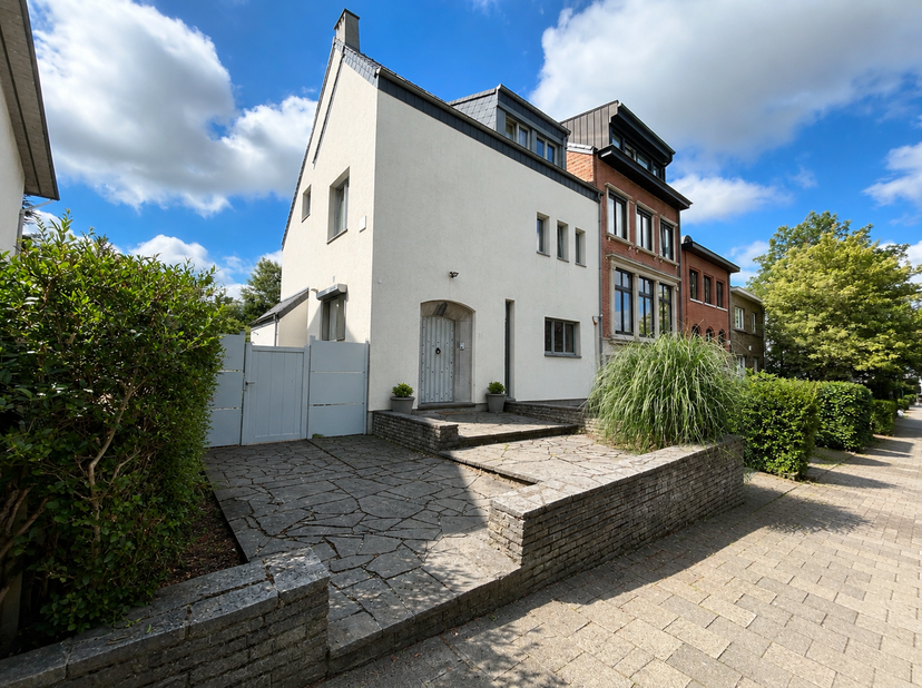 UKKEL – Wijk Observatoire. Aan een particuliere en bijzonder rustige weg ligt dit lichte HUIS (7 slaapkamers/3 badkamers), dat indruk maakt met zijn p