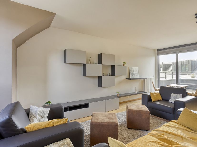 Op zoek naar je eerste eigen woning of een comfortabele thuisbasis? Dit lichtrijke appartement van 2012 combineert praktisch wonen met een uitstekende