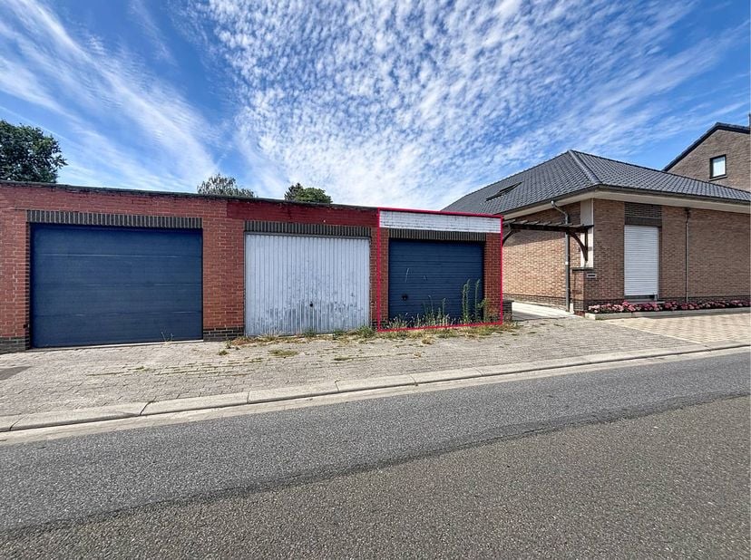 Garage à vendre à Wuustwezel, Rijsvennenstraat.<br />
<br />
Cela concerne un box de garage avec un portail fermé (manuel).<br />
Idéal pour ceux qui
