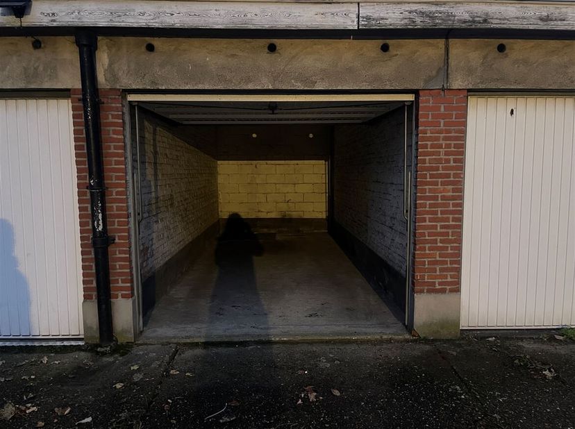GESLOTEN GARAGEBOX OP TOPLOCATIE!<br />
Ligging: Gelegen op een gunstige locatie.<br />
Kortom: Ideaal voor buurtbewoners of als opslagplaats!<br />
E