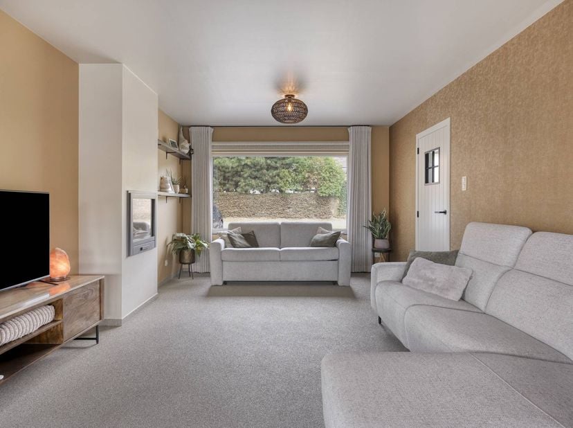 Deze ruime open bebouwing is gelegen in de Hagelandstraat 62 te Halen en bevindt zich op een prachtig perceel van maar liefst 28a23. De woning heeft e