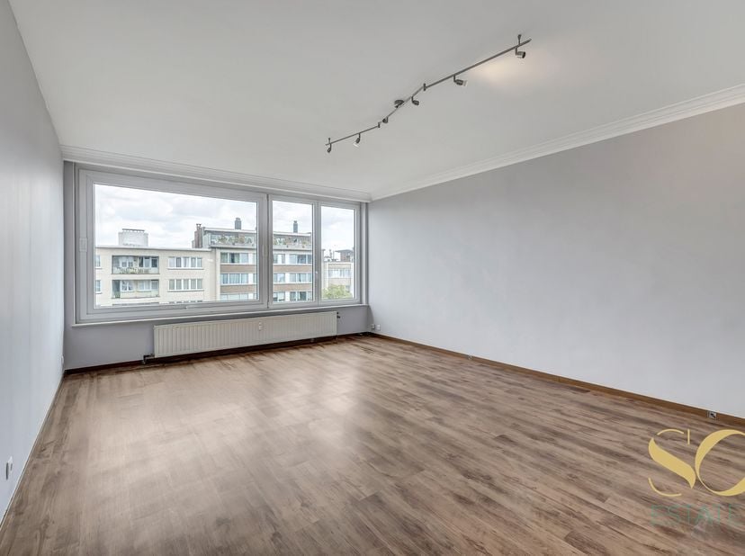 Nous avons le plaisir de vous présenter cet appartement remis à neuf, situé à Ganshoren, Avenue de l’Exposition Universelle 17-19, au sein d’un immeub