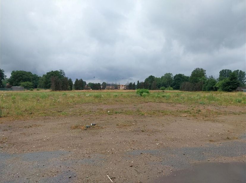 Prachtige bouwgrond voor half open bebouwing van 556m², 11,13m breed.  De grond is deel van een nieuwe verkaveling van 7 bouwgronden.  Geen bouwverpli