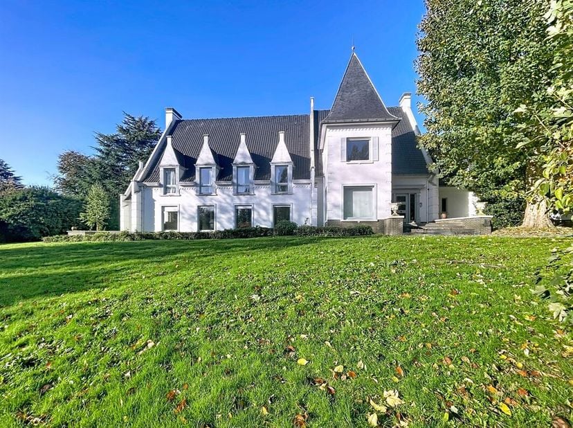 Halle// Nichée dans un clos résidentiel exclusif, cette magnifique villa séduira les amateurs d'espace, de confort et de tranquillité. Implantée sur u