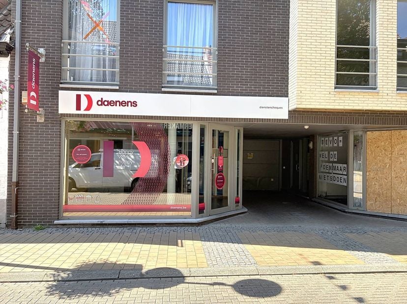 Vous recherchez le local commercial idéal à louer dans la région de Schoten ? Cet espace de bureau à louer d'un étage est situé dans une position idéa