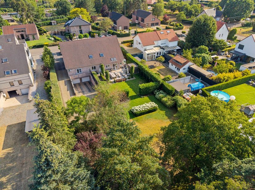 Bent u op zoek naar een uitzonderlijke eigendom waar comfortabel wonen en professioneel ondernemen perfect samengaan? Dan is deze ruime villa aan Crae