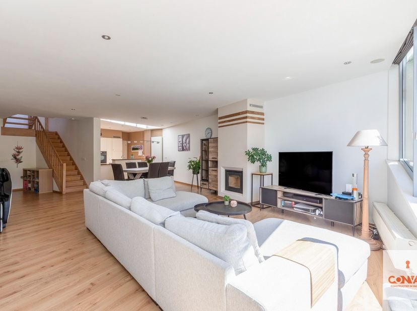 Deze woning is gelegen aan de rand van Gent met Mariakerke, nabij natuurreservaat Bourgoyen-Ossemeersen. U vindt verschillende winkels en scholen in d